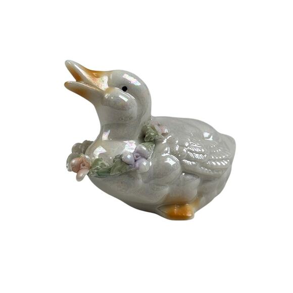 Lot of 3 Iridescent Porcelain Duck Figurines with Flower Wreaths - Picture 10 of 12